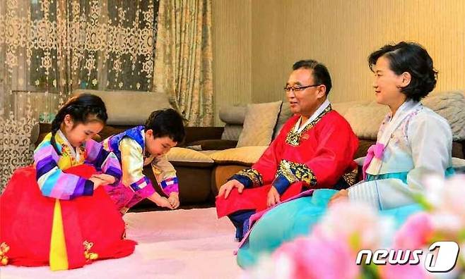 (평양 노동신문=뉴스1) = 북한 조선노동당 기관지 노동신문이 보도한 북한의 명절 풍경 [국내에서만 사용가능. 재배포 금지. DB 금지. For Use Only in the Republic of Korea. Redistribution Prohibited] rodongphoto@news1.kr