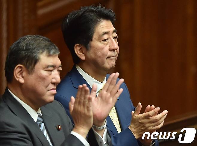 아베 신조 전 일본 총리와 이시바 시게루 전 자민당 간사장 © AFP=뉴스1