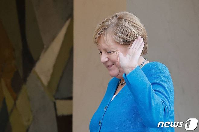 앙겔라 메르켈 독일 총리가 16일(현지시간) 퇴임을 앞두고 에마뉘엘 마크롱 프랑스 대통령과 실무 오찬을 하기 위해 파리 엘리제궁을 방문하며 손을 흔들고 있다. © AFP=뉴스1 © News1 우동명 기자