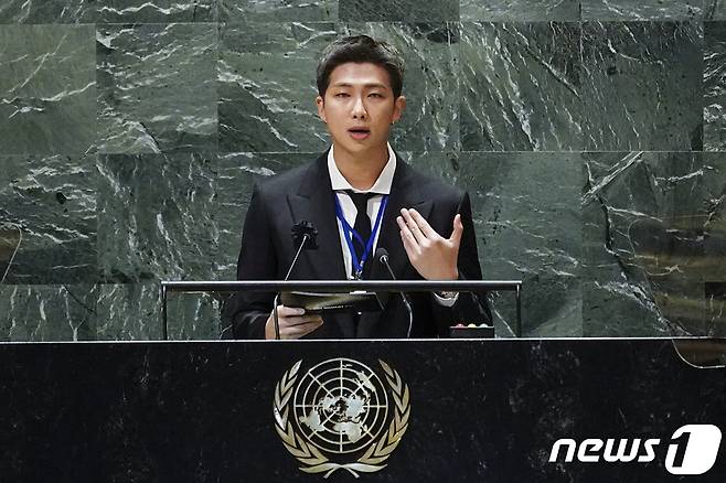 그룹 방탄소년단(BTS) RM이 20일(현지시간) 뉴욕 유엔본부에서 열린 제76차 유엔 총회 SDG Moment(지속가능발전목표 고위급회의) 개회 세션에서 발언하고 있다. (청와대 제공) 2021.9.21/뉴스1