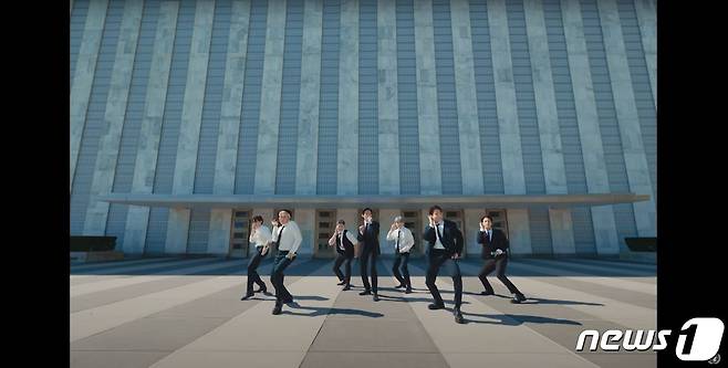 그룹 방탄소년단(BTS)이 뉴욕 유엔본부에서 열린 제76차 유엔 총회 SDG Moment(지속가능발전목표 고위급회의) 개회 세션에서 공개한 '퍼미션 투 댄스'(Permission to Dance) 퍼포먼스 영상. (UN 유튜브 캡쳐) © 뉴스1