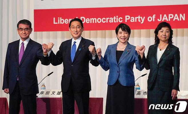 17일 자민당 총재 선거에 출마한 고노 다로 일본 행정개혁 담당상과 기시다 후미오 전 자민당 정무조사회장, 다카이치 사나에 전 총무상, 노다 세이코 자민당 간사장 대행. © AFP=뉴스1