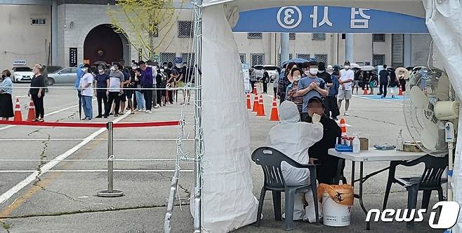 추석인 21일 오후 전북 전주시 종합경기장 선별진료소에서 시민들이 코로나19 검사를 받고 있다. 2021.9.21/뉴스1 © News1 강교현