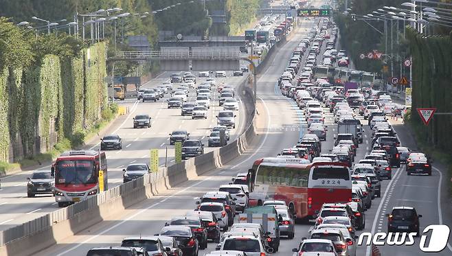 추석 당일인 21일 오후 서울 서초구 경부고속도로 잠원IC 부근 하행선(오른쪽)이 정체된 차량들로 서행하고 있다. 한국도로공사는 이날 전국에서 522만대의 차량이 고속도로를 이용할것으로 예상했다. 2021.9.21/뉴스1 © News1 임세영 기자