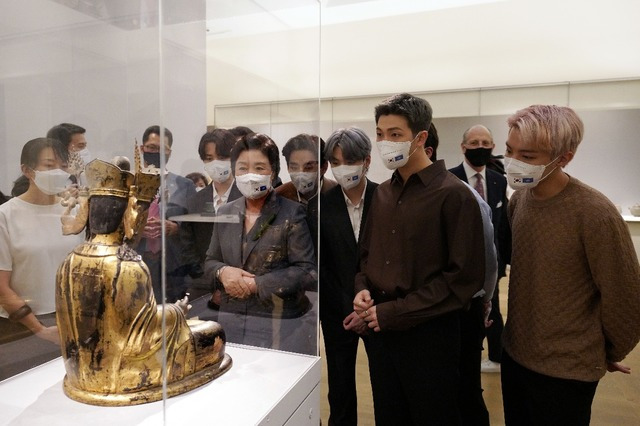 청와대에 따르면 김정숙 여사는 20일(현지시각) '미래세대와 문화를 위한 대통령 특별사절' 방탄소년단(BTS)과 함께 미국 뉴욕 메트로폴리탄 미술관 한국실을 방문했다. /뉴욕=뉴시스