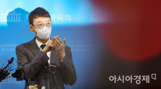 김웅 국민의힘 의원이 8일 국회 소통관에서 윤석열 검찰총장의 '고발사주' 의혹과 관련해 기자회견을 가진 뒤 기자들의 질문에 답변하고 있다./윤동주 기자 doso7@