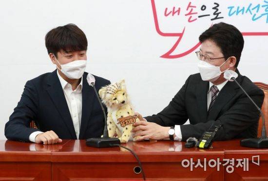 유승민 국민의힘 대선 경선 후보가 17일 국회에서 이준석 당 대표를 면담하며 지지자들이 붙여준 애칭인 '유치타' 인형을 선물하고 있다./윤동주 기자 doso7@