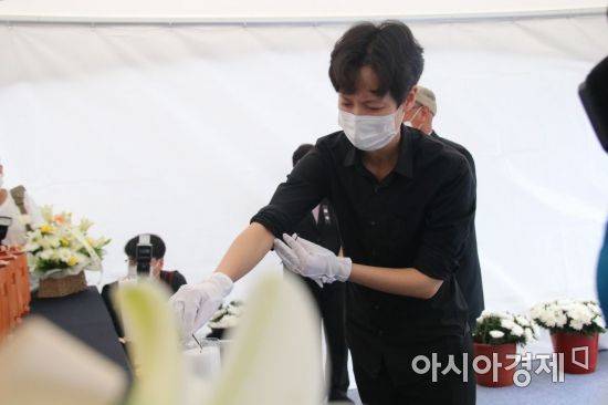 추석 당일인 21일 오전 10시 광주광역시 학동 재개발 건물 붕괴 참사 현장에서 열린 희생자 추모제에서 유가족 한성은씨가 분향하고 있다.