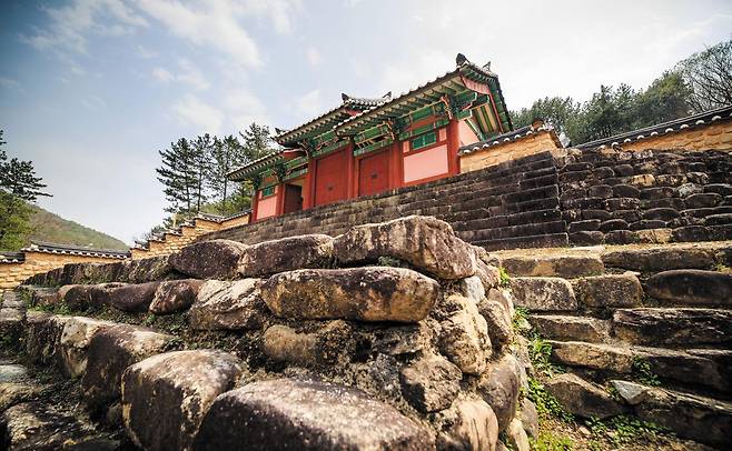 신복룡 박사의 고향인 충북 괴산군 화양동계곡에는 송시열의 후학들이 만든 명나라 황제 사당인 '만동묘(萬東廟)'가 있다. 명나라 마지막 황제인 의종과 임진왜란 때 조선에 구원군을 보낸 신종에게 제사 지냈다. 돌 계단의 경사 각도는 75도에 이른다./박종인 선임기자 제공
