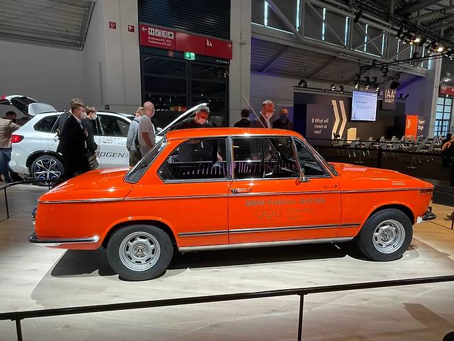 지난 6일(현지시각) 독일 뮌헨 IAA(독일국제모터쇼) BMW 부스에서 등장한 'BMW 1602 일렉트릭 프로토타입'./뮌헨=오로라 기자