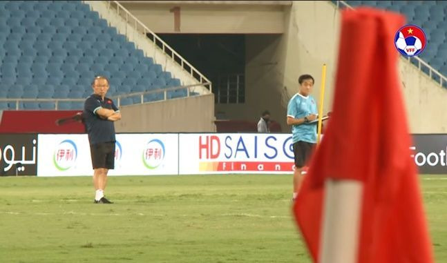 베트남 축구대표팀 박항서 감독(왼쪽). ⓒ 베트남 축구협회 유튜브 채널