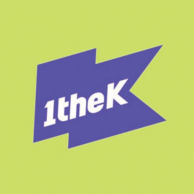 K팝 글로벌 최대 플랫폼 중 하나인 〈1theK〉 채널의 로고 디자인. 깃발 형상과 알파벳 ‘K’는 ‘선두주자’를 상징한다.