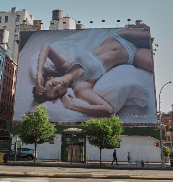 제니는 이번 캠페인을 통해 미국 뉴욕 휴스턴 거리에 위치한 캘빈클라인의 빌보드를 장식한 최초의 한국인 모델로 등극하며 전 세계의 이목을 집중시켰다. 캘빈클라인 제공