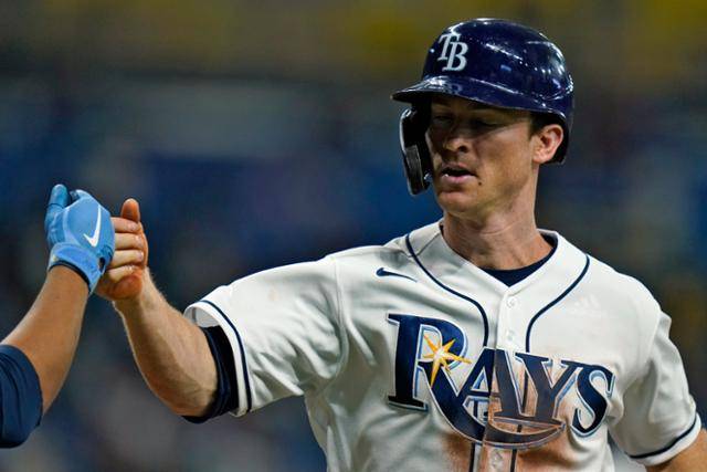 탬파베이 얀디 디아즈가 21일 토론토와 경기에서 역전 3점 홈런을 친 뒤 하이파이브를 하고 있다. 세인트피터즈버그=AP 연합뉴스