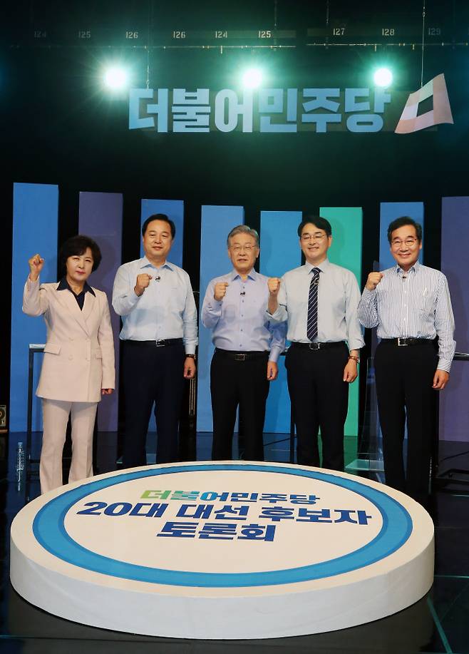 지난19일 오후 광주 남구 광주MBC 공개홀에서 더불어민주당 대선 예비후보들이 토론회에 앞서 기념사진을 찍고 있다. 사진은 왼쪽부터 추미애·김두관·이재명·박용진·이낙연 후보. /연합뉴스