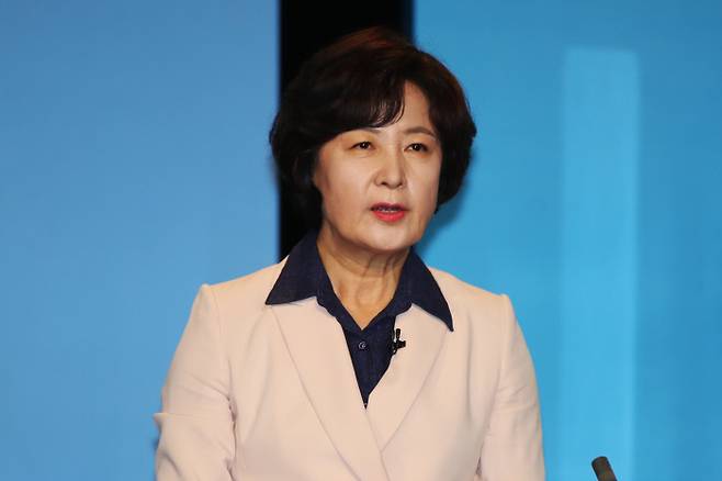 19일 오후 광주 남구 광주MBC 공개홀에서 열린 더불어민주당 대선 후보자 토론회에서 추미애 예비후보가 발언하고 있다. /연합뉴스