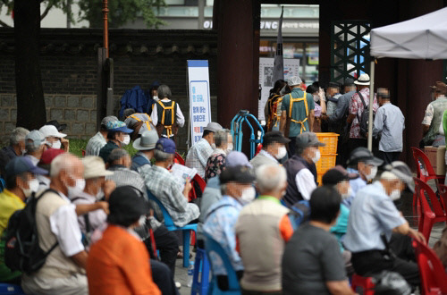 서울 탑골공원에서 어르신들이 무료급식을 기다리고 있다. 연합뉴스.