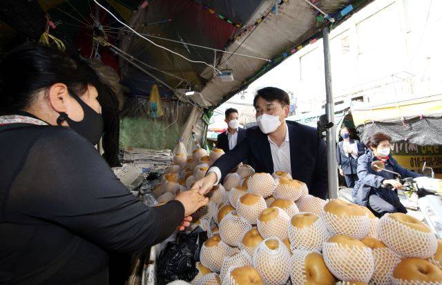 더불어민주당 대선 경선 후보인 박용진 의원이 추석 연휴인 20일 전북 전주 남부시장을 찾아 상인들과 인사를 나누며 지지를 호소하고 있다. 연합뉴스
