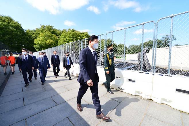 워싱턴 한국전쟁 참전용사 기념비 찾은 송영길 대표 [사진 = 연합뉴스]