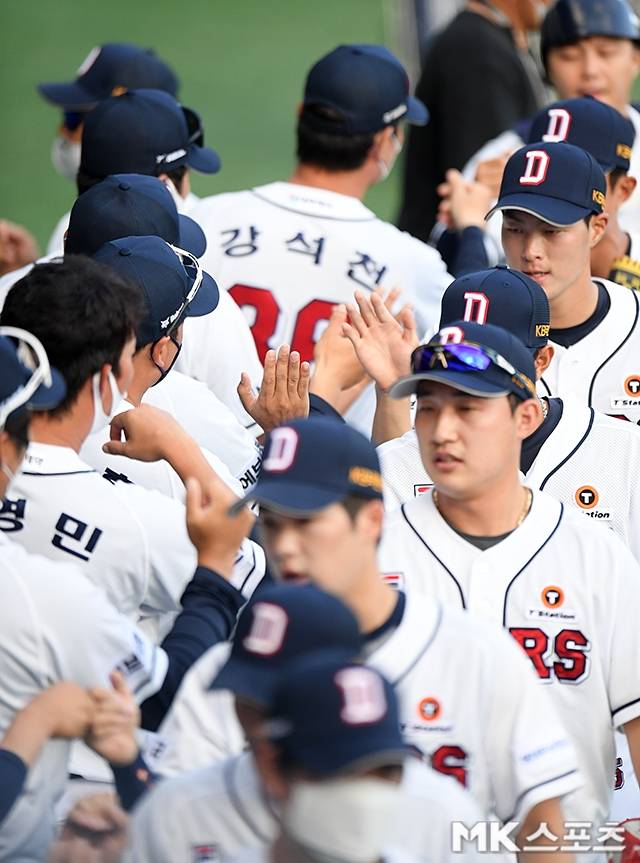 21일 오후 서울 잠실야구장에서 열린 "2021 프로야구 KBO 리그" NC 다이노스와 두산 베어스의 경기에서 두산이 12-2로 승리했다. 두산 선수들이 경기를 마친 뒤 하이파이브 하고 있다. 사진(서울 잠실)=천정환 기자
