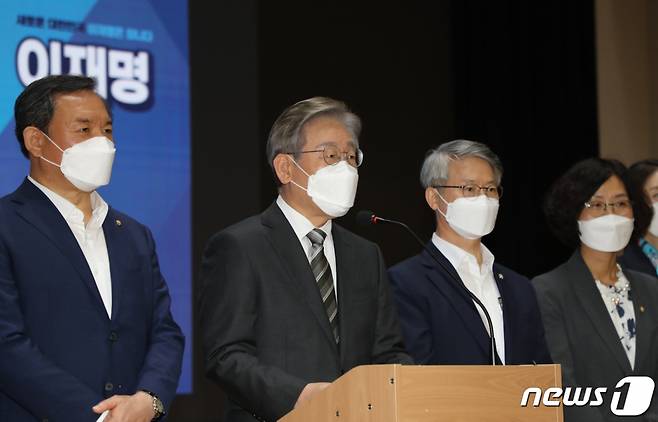 이재명 더불어민주당 대선 경선 후보가 17일 광주를 찾아 열린캠프 의원단과 전일빌딩245에서 광주전남전북 특별 기자회견을 하고 있다. /사진=뉴스1