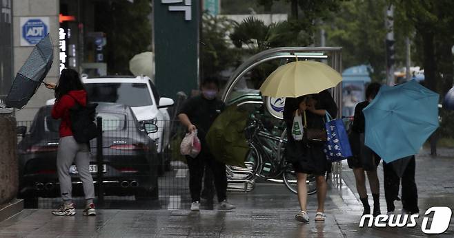 비바람이 몰아치는 지난 17일 오후 울산 남구 삼산동 일대에서 시민들이 우산을 부여잡고 걷고 있다. /사진=뉴스1