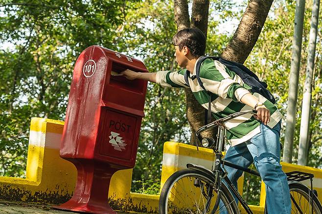 영화 '기적' 은 오갈 수 있는 길은 기찻길밖에 없지만 정작 기차역은 없는 마을에 간이역 하나 생기는 게 유일한 인생 목표인 준경(박정민 분)과 동네 사람들의 이야기를 그린 영화다. /사진=롯데엔터테인먼트 제공