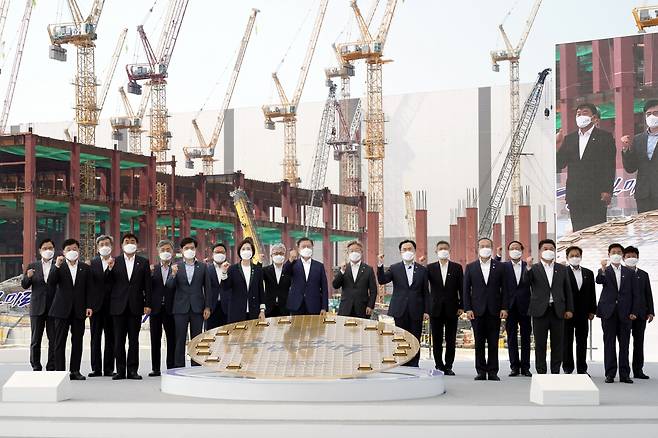 지난 5월 삼성전자 평택캠퍼스에서 열린 'K-반도체 전략 보고회‘에서 문재인 대통령과 정부 관계자 및 기업 대표들이 '반도체 생태계 강화 연대 협력 협약식'을 마치고 기념촬영하는 모습. /사진=뉴스1 DB