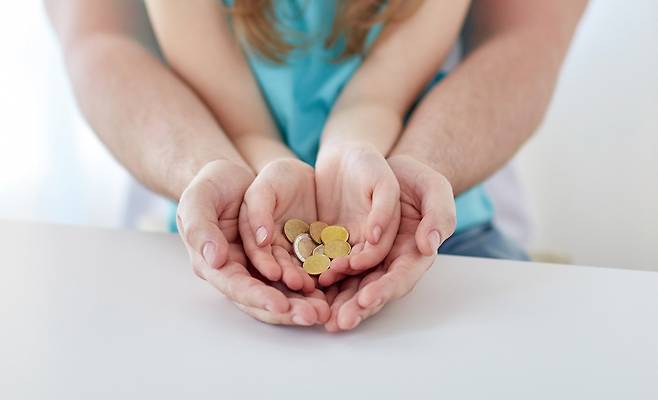 자녀에게 부동산 등 재산을 무상이전하는 경우 자녀들이 세금을 납부할 금전적인 여유가 없는 경우가 많다. 이 경우 부모가 자녀의 세금을 대신 내주면 된다고 생각한다. 자녀의 상속세·증여세·취득세를 대신 내줘도 괜찮을까?/사진=이미지투데이