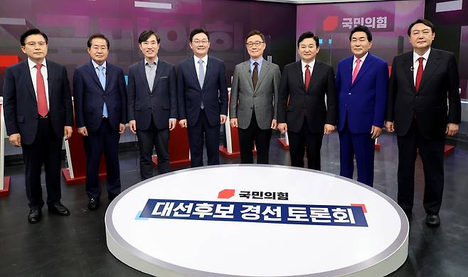 국민의힘 윤석열(오른쪽부터), 안상수, 원희룡, 최재형, 유승민, 하태경, 홍준표, 황교안 대선 경선 예비후보들이 16일 서울 중구 TV조선 스튜디오에서 열린 제20대 대통령선거 경선후보자 1차 방송토론회에서 기념촬영을 하고 있다. [연합]