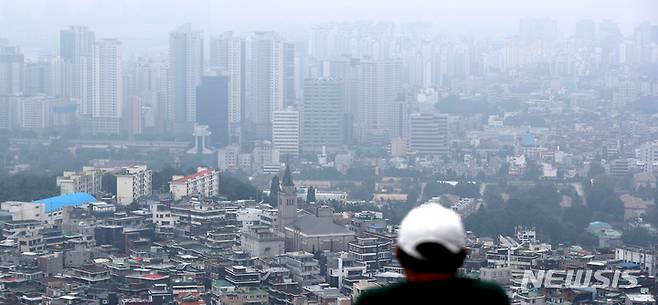 [서울=뉴시스] 추상철 기자 = 한국은행의 기준금리 인상 결정이 부동산 시장에 어떤 영향을 미칠지 관심이 모아지고 있다. 29일 오전 서울 용산구 남산에서 바라본 도심에는 아파트를 비롯한 부동산이 안개에 뒤덮여 있다. 2021.08.29. scchoo@newsis.com
