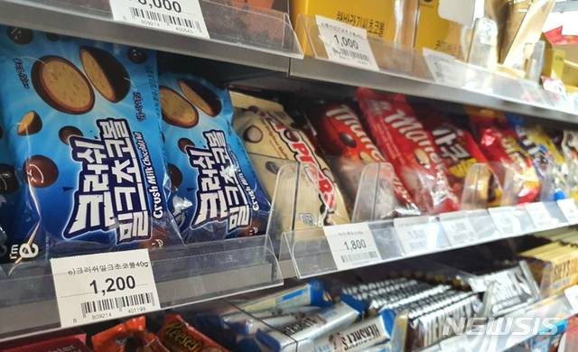 [서울=뉴시스] 편의점에 진열된 다양한 볼 초콜릿. 해당 사진은 기사 내용과 관련이 없습니다. (사진=뉴시스 DB). photo@newsis.com