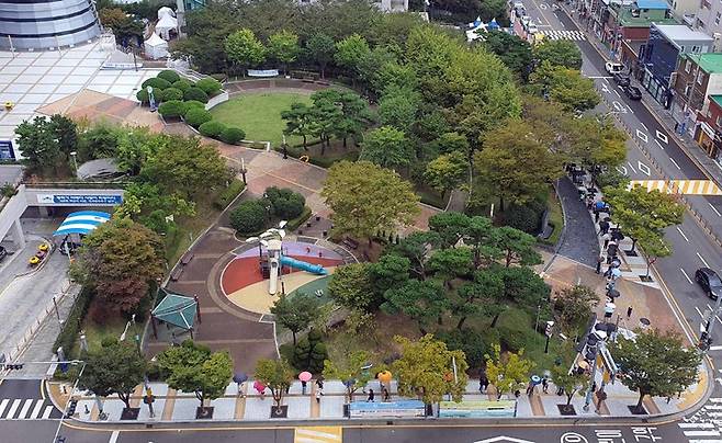 [부산=뉴시스] 추석날인 21일 오전 부산 남구 보건소 선별진료소에서 시민들이 코로나19 진단검사를 받기 위해 길게 줄을 선 채 자신의 차례를 기다리고 있다. 2021.09.21. (사진=독자 제공). photo@newsis.com *재판매 및 DB 금지