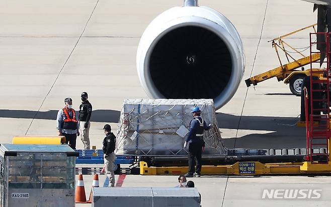 [인천공항=뉴시스] 이영환 기자 = 루마니아 정부와 백신 협력에 따른 공급물량인 코로나19 화이자 백신 52만6500회분과 모더나 백신 45만회분이 8일 오후 인천국제공항 화물터미널에 도착해 백신 수송 관계자들이 백신을 수송하고 있다. 이날 도착한 백신으로 루마니아와 협력을 통한 백신 150만3000회분의 국내도입이 완료될 예정이다. 2021.09.08. 20hwan@newsis.com