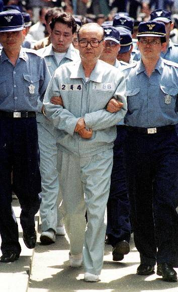 권영해 전 안기부장이 지난 1998년 5월 4일 서울지법 남부지원에서 안기부법과 선거법 위반 혐의에 대해 첫 공판을 받기 위해 법정으로 들어서고 있다.서울신문DB