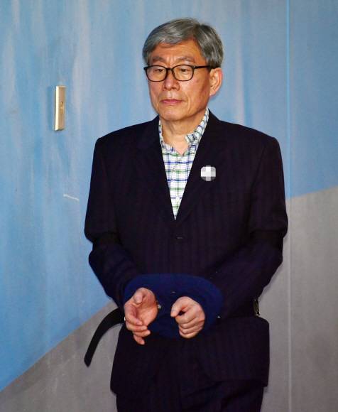 원세훈 전 국정원장이 지난 2019년 4월 11일 서울중앙지법에서 재판에 참석하기 위해 법정으로 들어가고 있다.서울신문DB