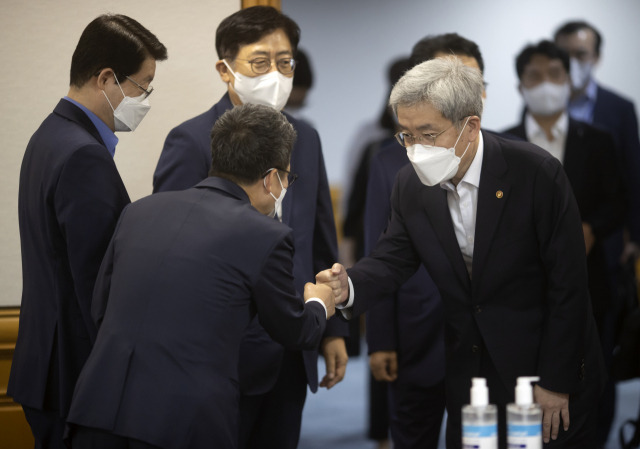 16일 오후 서울 중구 은행회관에서 열린 금융위원장-금융협회장 간담회에서 고승범 금융위원장(오른쪽)이 금융협회장들과 인사를 나누고 있다. 이날 고 위원장은 은행 유동성커버리지비율(LCR) 등 코로나19 금융지원 재연장 계획을 밝혔다./연합뉴스