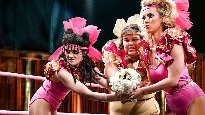 프로레슬러의 세계에 입문한 여성들의 이야기를 들려주는 드라마 <글로우:레슬링 여인천하>. ⓒ넷플릭스