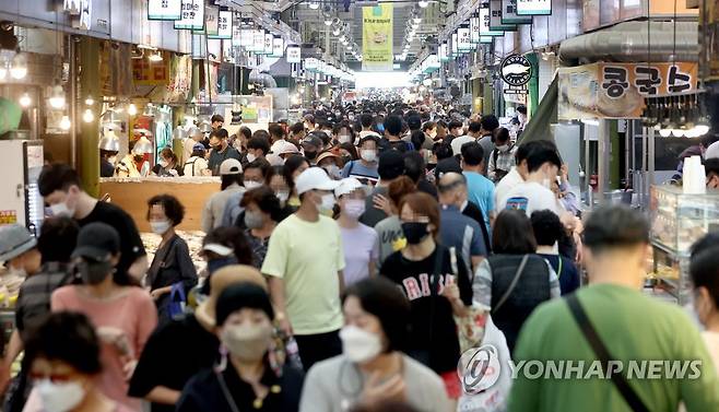 망원시장 연휴 인파 (서울=연합뉴스) 류영석 기자 = 연휴 사흘째이자 추석 전날인 20일 오후 서울 망원시장을 찾은 시민들이 장을 보고 있다. 2021.9.20 ondol@yna.co.kr