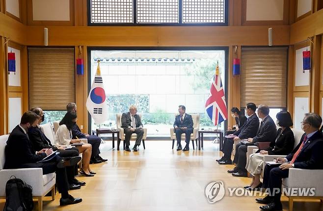 문 대통령, 영국 총리와 정상회담 (뉴욕=연합뉴스) 최재구 기자 = 문재인 대통령이 20일(현지시각) 뉴욕 주유엔대표부 양자회담장에서 보리스 존슨 영국 총리와 정상회담을 하고 있다.  2021.9.21 jjaeck9@yna.co.kr