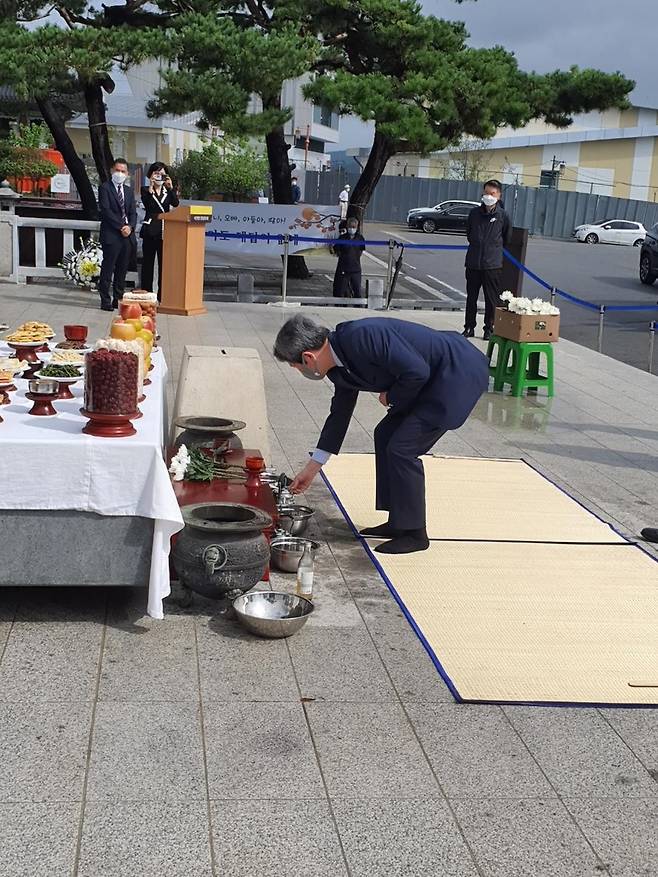 임진각 망배단 찾아 참배하는 이인영 장관 (서울=연합뉴스) 이인영 통일부 장관이 추석 당일인 21일 경기 파주 임진각 망배단을 방문해 참배하고 있다. 2021.9.21 [통일부 제공. 재판매 및 DB 금지]