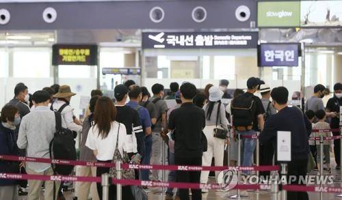 북적이는 제주공항 북적이는 제주공항
    (제주=연합뉴스) 변지철 기자 = 추석 당일인 21일 오전 제주국제공항이 귀성객과 관광을 마무리하고 돌아가는 관광객들로 북적이고 있다. 2021.9.21
    bjc@yna.co.kr