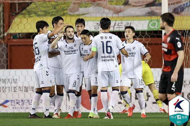 바코의 페널티킥 골에 기뻐하는 울산 선수들 [한국프로축구연맹 제공. 재판매 및 DB 금지]