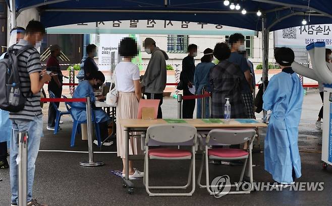 추석에도 코로나19 검사는 계속 (서울=연합뉴스) 김인철 기자 = 추석 당일인 21일 서울역 광장에 마련된 신종 코로나바이러스 감염증(코로나19) 임시선별검사소에서 시민들이 검사를 위해 줄을 서고 있다. 2021.9.21 yatoya@yna.co.kr