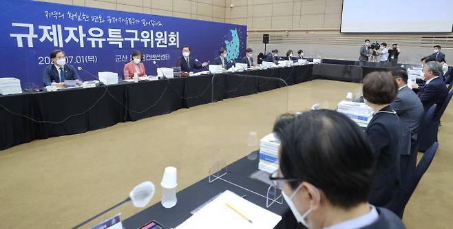 김부겸 국무총리(왼쪽 세번째)가 지난달 1일 오후 전북 군산 새만금컨벤션센터에서 열린 제6차 규제자유특구위원회를 주재하며 발언하고 있다. (사진=연합뉴스)