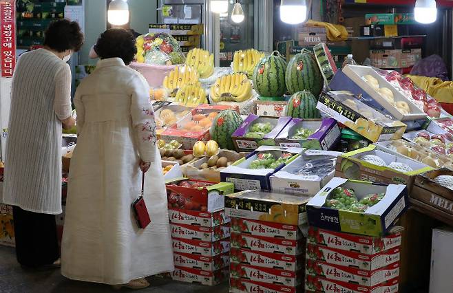 추석 명절을 앞둔 지난 9월 16일 오후 서울 종로구 광장시장에서 한 어르신이 한복을 입고 장을 보고 있다. (사진=뉴시스)