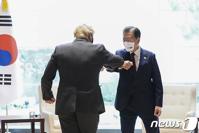 문재인 대통령이 20일(현지시간) 미국 뉴욕 주유엔대표부 양자회담장에서 보리스 존슨 영국 총리와 정상회담에 앞서 인사를 나누고 있다. (청와대 제공) 2021.9.21/뉴스1