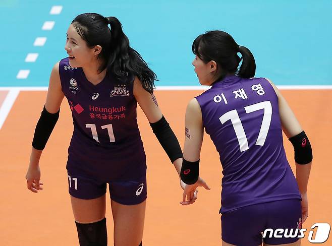 30일 오후 충북 제천실내체육관에서 열린 2020 제천·MG새마을금고컵 프로배구대회 여자부 현대건설과 흥국생명의 경기에서 흥국생명 이다영과 이재영(오른쪽)이 대화를 나누고 있다. 2020.8.30/뉴스1 © News1 김진환 기자