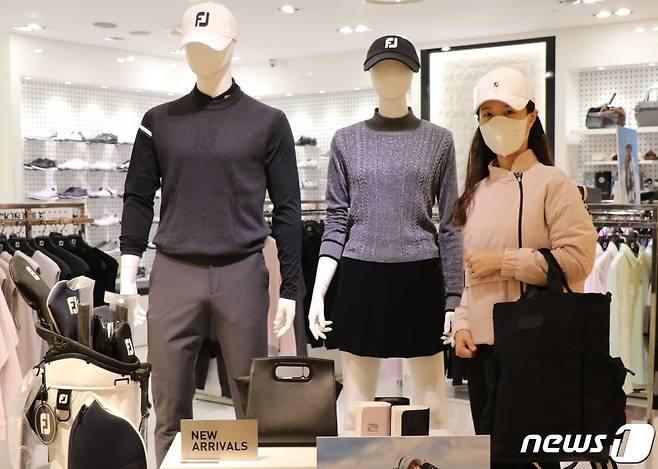 백팩을 선보이고 있는 홍보도우미. (롯데쇼핑 제공)© 뉴스1