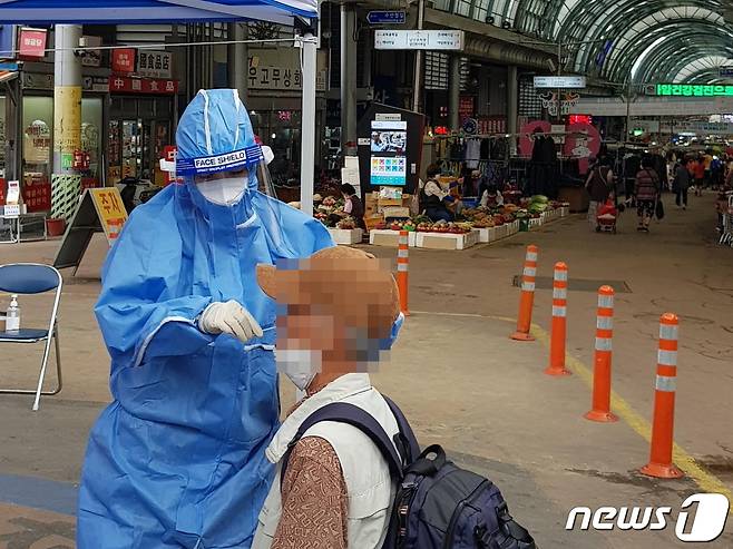 추석을 앞둔 지난 17일 천안 중앙시장에 설치된 임시선별진료소에서 진단검사를 하고 있다.© 뉴스1